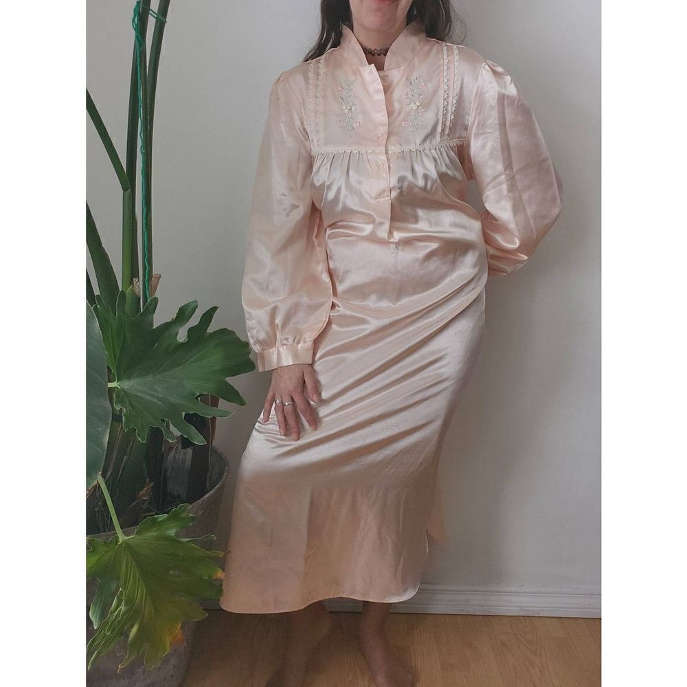 80s Cottagecore Satin Long Nightgown Vtg Floral Embroidery Puff Sleeve Peach L
